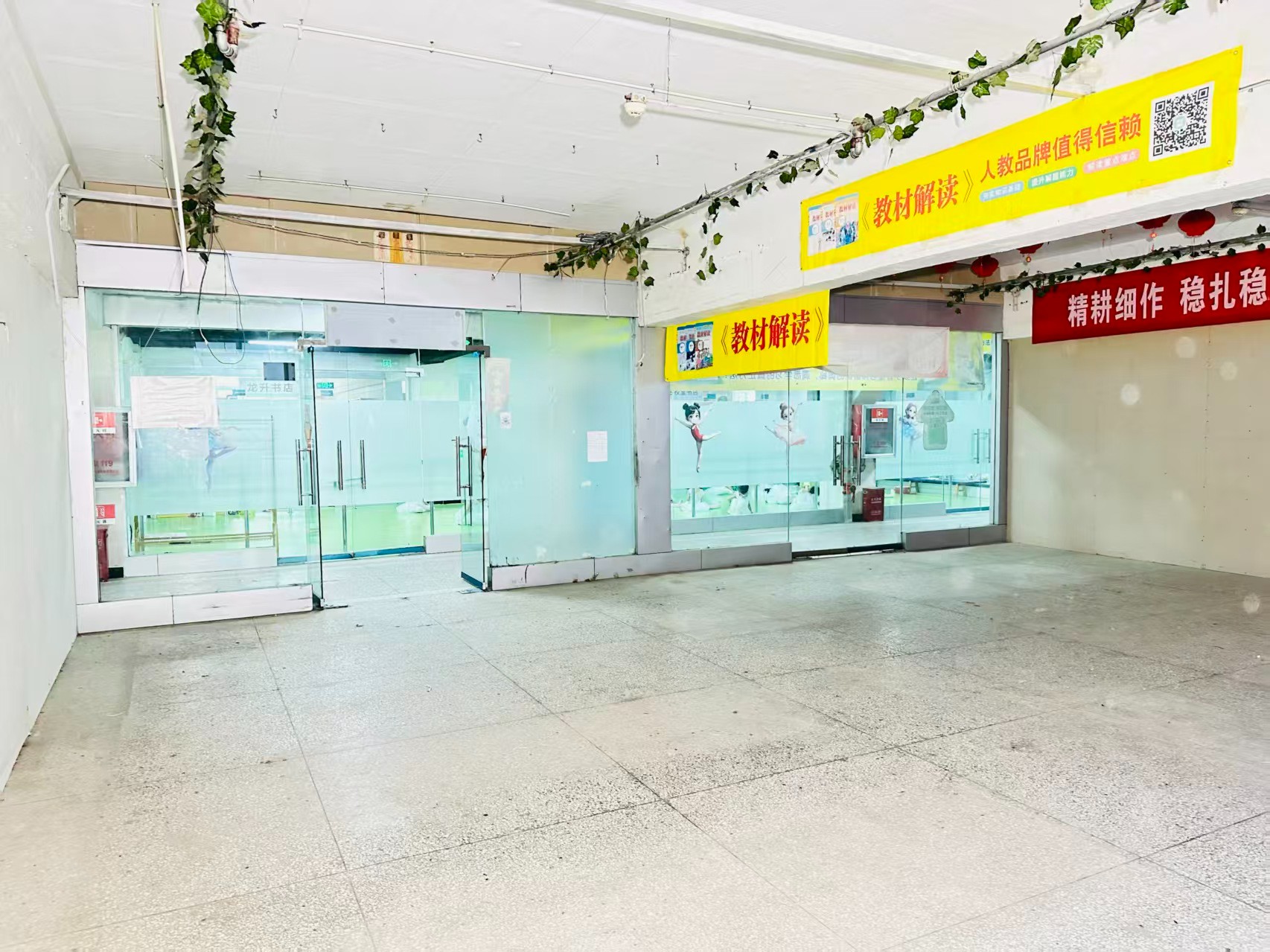 鸿都路提供写字楼、商铺、展示空间、直播间等多种面积选择，满足企业办公、研发、展示、运营等多元需求。