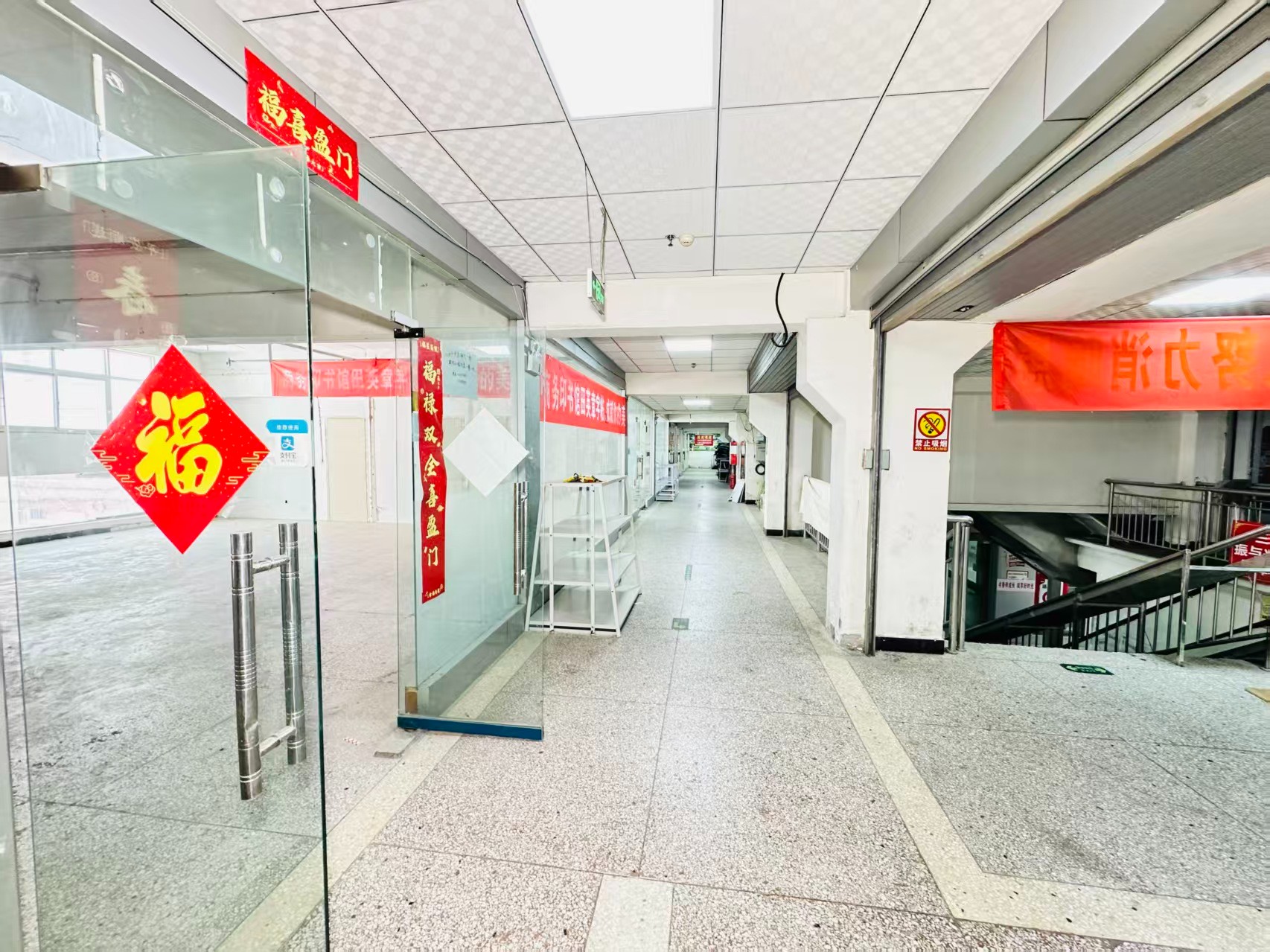鸿都路灵活办公空间，满足企业不同发展阶段需求 ✨ 商业配套完善，助力企业快速成长 ✨ AI产业资源链接，共建创新生态 ✨ 办公、展示、运营一体化空间  现在入驻，抢占AI产业发展新赛道！